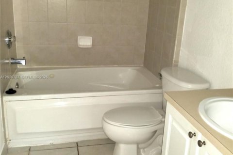 Condominio en alquiler en Hollywood, Florida, 2 dormitorios, 100.33 m2 № 2078452 - foto 9