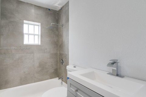 Propiedad comercial en venta en Miami, Florida, 162.58 m2 № 1714108 - foto 12