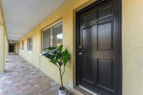 Condo in Tampa, Florida, 2 bedrooms  № 1888538 - photo 1