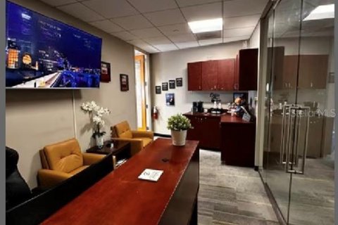 Commercial property in Tampa, Florida № 2275581 - photo 3