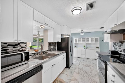 House in Edgewater, Florida 2 bedrooms, 91.97 sq.m. № 2349191 - photo 9