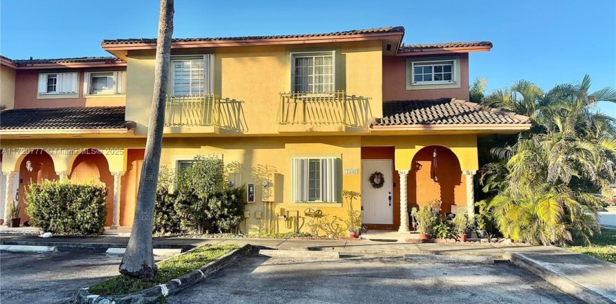 Townhouse in Miami, Florida 3 bedrooms, 97.55 sq.m. № 1860130