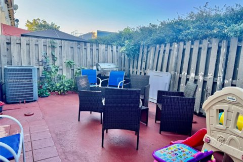 Townhouse in Miami, Florida 3 bedrooms, 97.55 sq.m. № 1860130 - photo 10