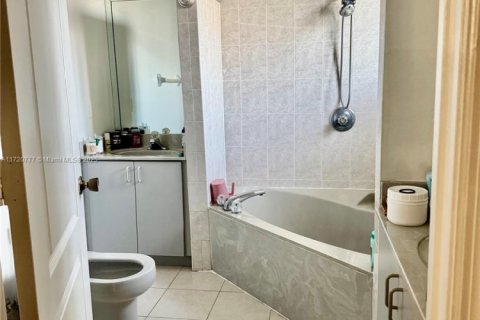 Townhouse in Miami, Florida 3 bedrooms, 97.55 sq.m. № 1860130 - photo 20