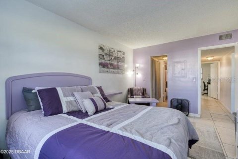 Condo in Daytona Beach, Florida, 2 bedrooms  № 2105604 - photo 14