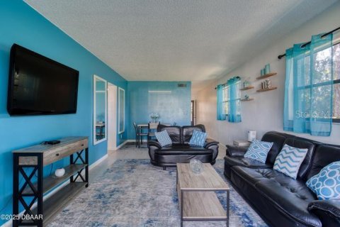 Condo in Daytona Beach, Florida, 2 bedrooms  № 2105604 - photo 8