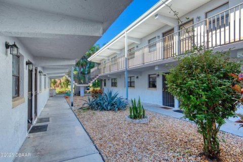 Condo in Daytona Beach, Florida, 2 bedrooms № 2105604 - photo 4
