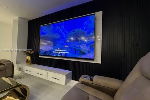 House in Hialeah, Florida 4 bedrooms, 171.13 sq.m. № 1994031 - photo 9