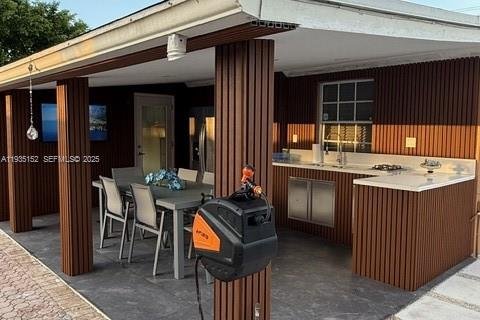 House in Hialeah, Florida 4 bedrooms, 171.13 sq.m. № 1994031 - photo 6