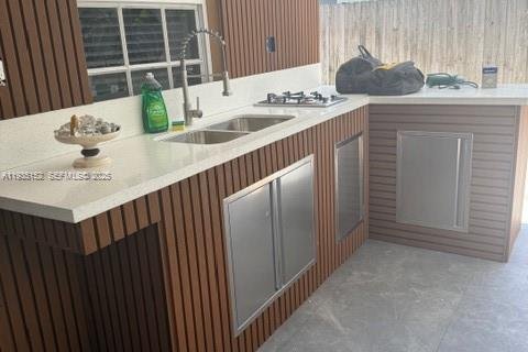 House in Hialeah, Florida 4 bedrooms, 171.13 sq.m. № 1994031 - photo 8