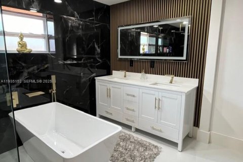 House in Hialeah, Florida 4 bedrooms, 171.13 sq.m. № 1994031 - photo 16