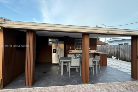 House in Hialeah, Florida 4 bedrooms, 171.13 sq.m. № 1994031 - photo 5