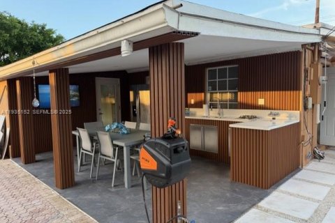 House in Hialeah, Florida 4 bedrooms, 171.13 sq.m. № 1994031 - photo 7