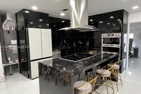 House in Hialeah, Florida 4 bedrooms, 171.13 sq.m. № 1994031 - photo 1