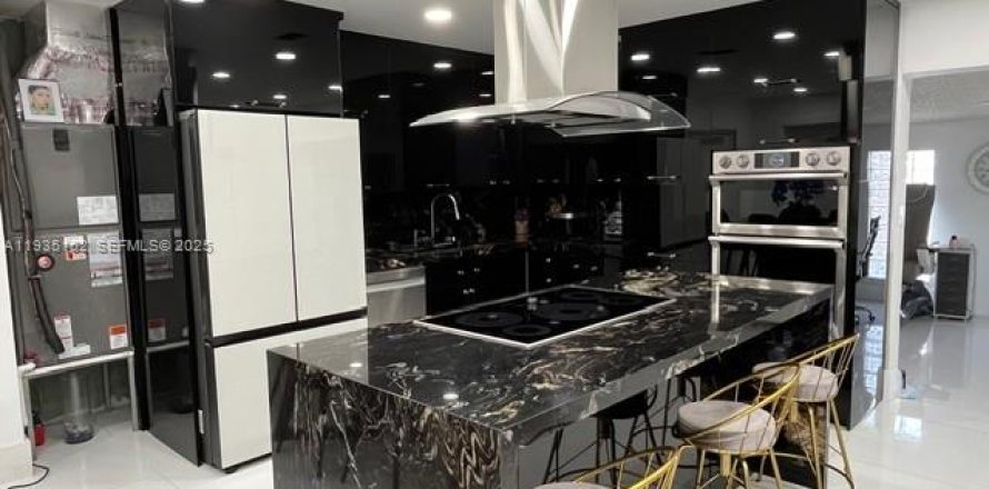 House in Hialeah, Florida 4 bedrooms, 171.13 sq.m. № 1994031