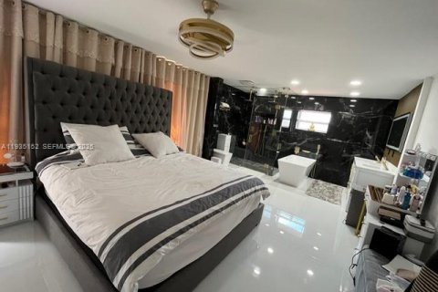 House in Hialeah, Florida 4 bedrooms, 171.13 sq.m. № 1994031 - photo 17