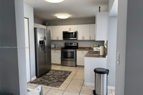 House in Miami, Florida 2 bedrooms, 104.05 sq.m. № 1871871 - photo 8