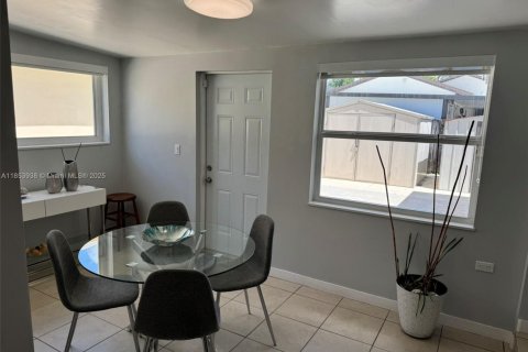 House in Miami, Florida 2 bedrooms, 104.05 sq.m. № 1871871 - photo 5