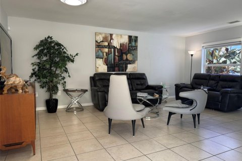 House in Miami, Florida 2 bedrooms, 104.05 sq.m. № 1871871 - photo 6