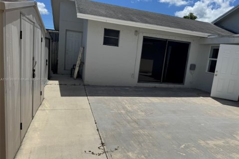 House in Miami, Florida 2 bedrooms, 104.05 sq.m. № 1871871 - photo 15