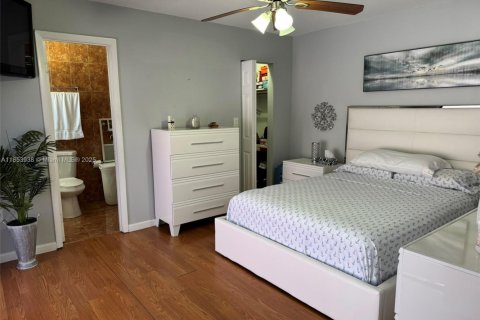 House in Miami, Florida 2 bedrooms, 104.05 sq.m. № 1871871 - photo 10