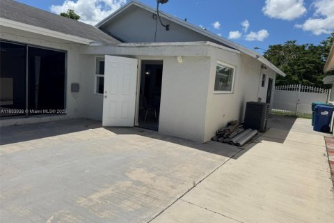 House in Miami, Florida 2 bedrooms, 104.05 sq.m. № 1871871 - photo 16