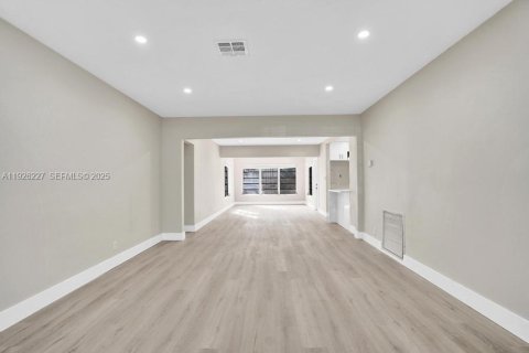 Casa en venta en Pembroke Pines, Florida, 3 dormitorios, 125.6 m2 № 1986371 - foto 5