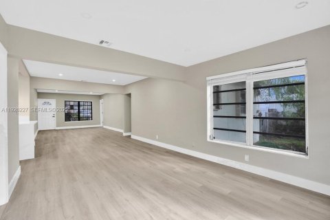 Casa en venta en Pembroke Pines, Florida, 3 dormitorios, 125.6 m2 № 1986371 - foto 20