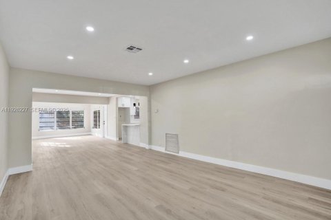 Casa en venta en Pembroke Pines, Florida, 3 dormitorios, 125.6 m2 № 1986371 - foto 11