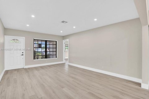 Casa en venta en Pembroke Pines, Florida, 3 dormitorios, 125.6 m2 № 1986371 - foto 7