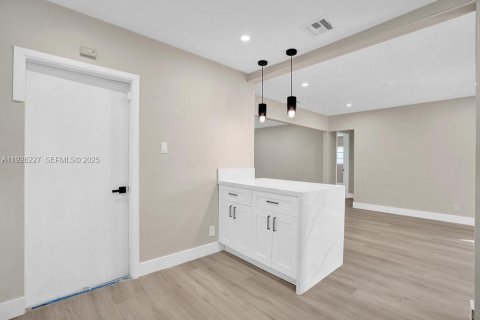 Casa en venta en Pembroke Pines, Florida, 3 dormitorios, 125.6 m2 № 1986371 - foto 16