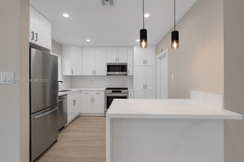 Casa en venta en Pembroke Pines, Florida, 3 dormitorios, 125.6 m2 № 1986371 - foto 14