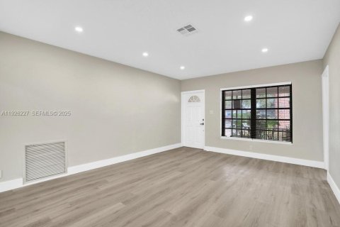 Casa en venta en Pembroke Pines, Florida, 3 dormitorios, 125.6 m2 № 1986371 - foto 8