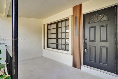 Casa en venta en Pembroke Pines, Florida, 3 dormitorios, 125.6 m2 № 1986371 - foto 2