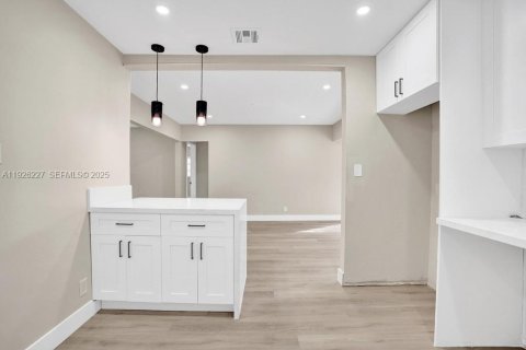 Casa en venta en Pembroke Pines, Florida, 3 dormitorios, 125.6 m2 № 1986371 - foto 17