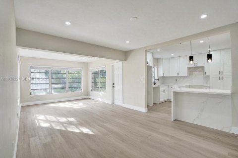 Casa en venta en Pembroke Pines, Florida, 3 dormitorios, 125.6 m2 № 1986371 - foto 13