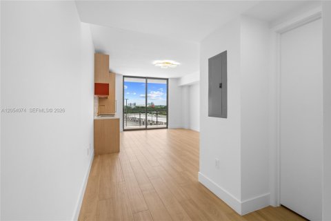 Condo in Miami, Florida  № 2180120 - photo 17