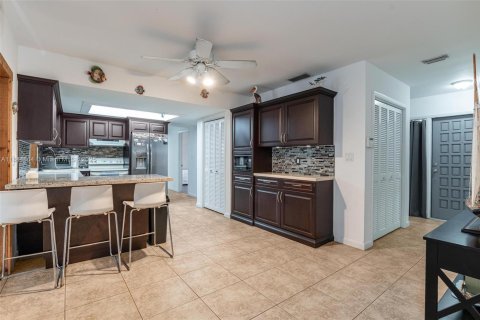 House in Plantation, Florida 3 bedrooms, 147.9 sq.m. № 1840719 - photo 9