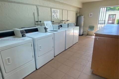 Villa ou maison à louer à Hialeah, Floride: 2 chambres, 80.64 m2 № 1973708 - photo 8