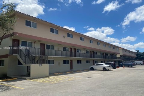 Villa ou maison à louer à Hialeah, Floride: 2 chambres, 80.64 m2 № 1973708 - photo 1