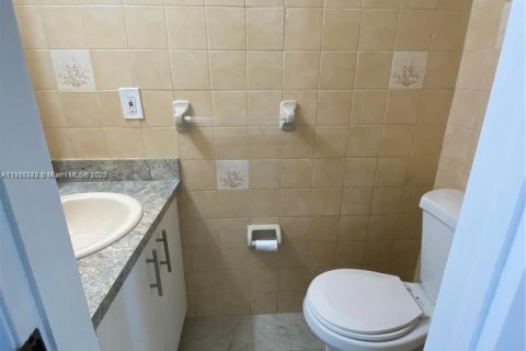 Villa ou maison à louer à Hialeah, Floride: 2 chambres, 80.64 m2 № 1973708 - photo 3