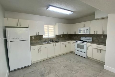 Villa ou maison à louer à Hialeah, Floride: 2 chambres, 80.64 m2 № 1973708 - photo 2