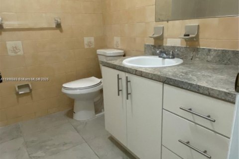 Villa ou maison à louer à Hialeah, Floride: 2 chambres, 80.64 m2 № 1973708 - photo 6