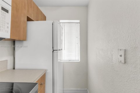 Condominio en alquiler en Miami, Florida, 2 dormitorios, 87.33 m2 № 1984459 - foto 13