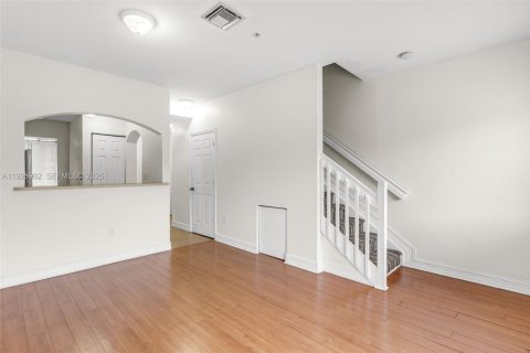 Condominio en alquiler en Miami, Florida, 2 dormitorios, 87.33 m2 № 1984459 - foto 17