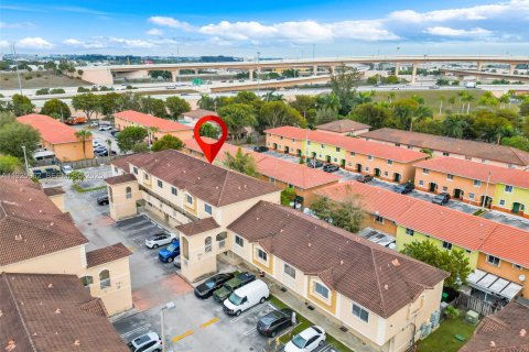 Condominio en Miami, Florida, 2 dormitorios  № 1984459