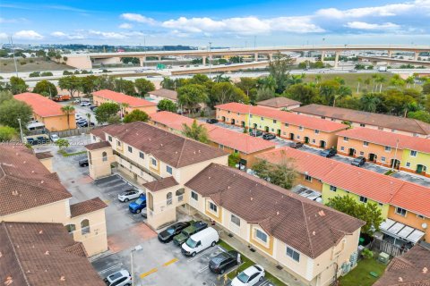 Condominio en alquiler en Miami, Florida, 2 dormitorios, 87.33 m2 № 1984459 - foto 2