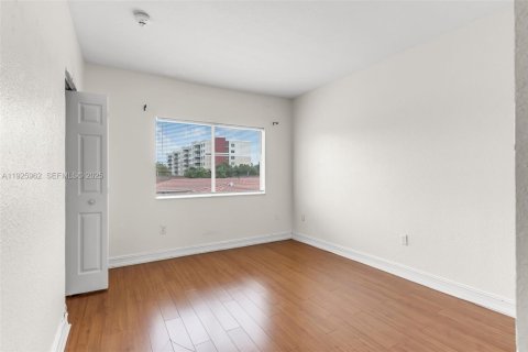 Condominio en alquiler en Miami, Florida, 2 dormitorios, 87.33 m2 № 1984459 - foto 22
