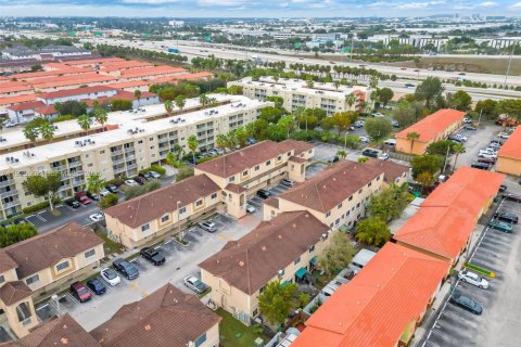 Condominio en alquiler en Miami, Florida, 2 dormitorios, 87.33 m2 № 1984459 - foto 4