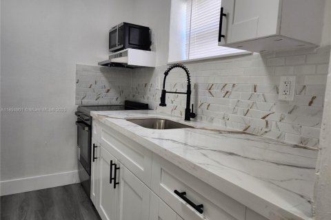 Propiedad comercial en alquiler en Hollywood, Florida, 122.54 m2 № 1949293 - foto 6